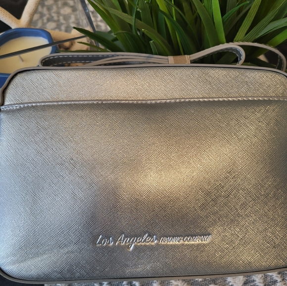 LA|TC cross body bag/purse/makeup, w/pic of tiger and the words "Classy Savage". - Picture 2 of 4
